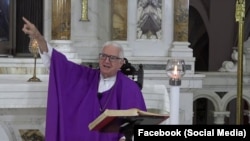 El arzobispo de Santiago de Cuba, Monseñor Dionisio García, durante la homilía de este domingo en el Santuario de la Virgen de la Caridad del Cobre.
