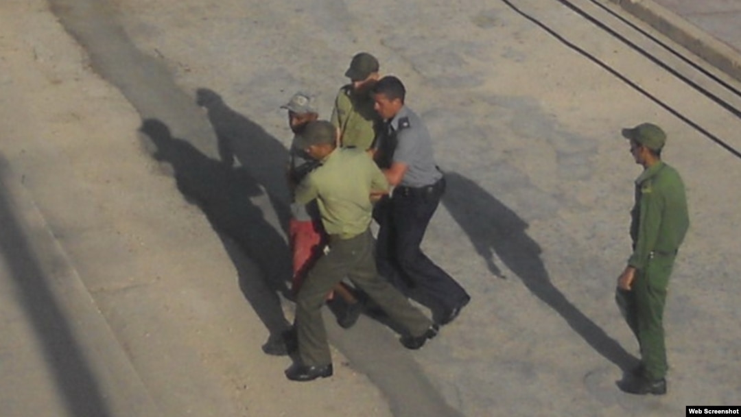 Foto de un arresto en Cuba. 