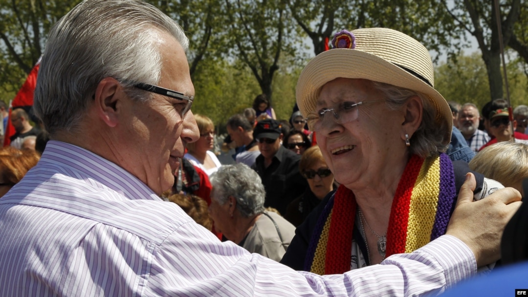 El juez Baltasar Garzón saluda a la actriz Pilar Bardem durante el homenaje a las víctimas del franquismo.
