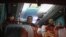 Cubanos en tránsito hacia EEUU viajan en un autobús en el paso por la frontera La Hachadura, entre Guatemala y El Salvador (13 de enero, 2016).