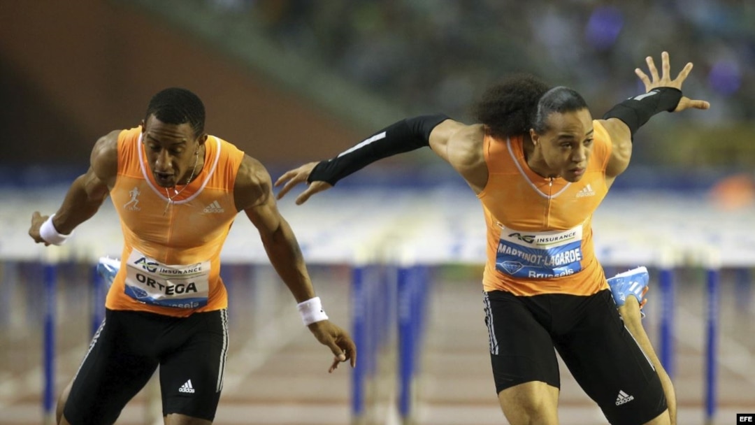 (i-e) Orlando Ortega y Pascal Martinot-Lagarde en los 110 metros con vallas en el Memorial Van Damme IAAF Diamond League en 2014.