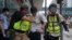 Paramédicos ayudan a un manifestante alcanzado por gas lacrimógeno durante una protesta en Causeway Bay, Hong Kong. (AP/Vincent Yu)