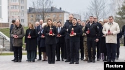 El presidente de Ucrania, Volodymyr Zelenskiy, su esposa Olena y presidentes de parlamentos de países europeos asisten a una ceremonia de conmemoración de la masacre de Bucha. Presidencia de Ucrania vía REUTERS.