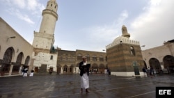 -Un hombre yemení (c) lee el Corán hoy, lunes 15 de julio de 2013, en una mezquita en Saná (Yemen)