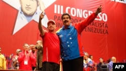 Carvajal junto a Nicolás Maduro.