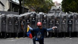 Uniformados bloquearon el paso de una marcha opositora en Caracas, Venezuela, el 10 de marzo del 2020, que pretendía llegar a la sede de la Asamblea Nacional.
