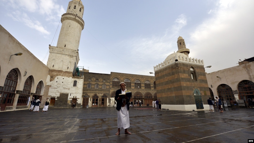 -Un hombre yemení (c) lee el Corán hoy, lunes 15 de julio de 2013, en una mezquita en Saná (Yemen)