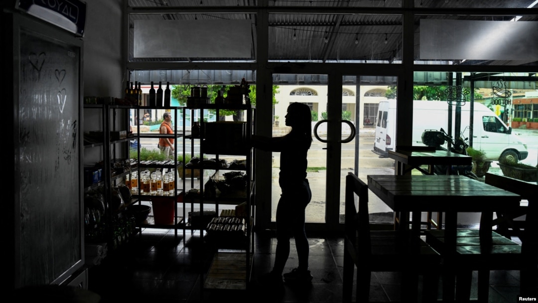 Los apagones castigan la vida diaria de los cubanos. Desde esta semana están en vigor medidas extraordinarias como suspender todos los servicios que no resulten vitales y que generen gastos de energía.