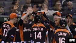 Los jugadores de Holanda celebran el triunfo sobre el equipo Cuba. 