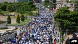 Manifestantes antigubernamentales marchan al palacio presidencial para protestar contra la presidenta hondureña Xiomara Castro, acusándola de intentar establecer el comunismo en el país, en Tegucigalpa el 19 de agosto de 2023.
