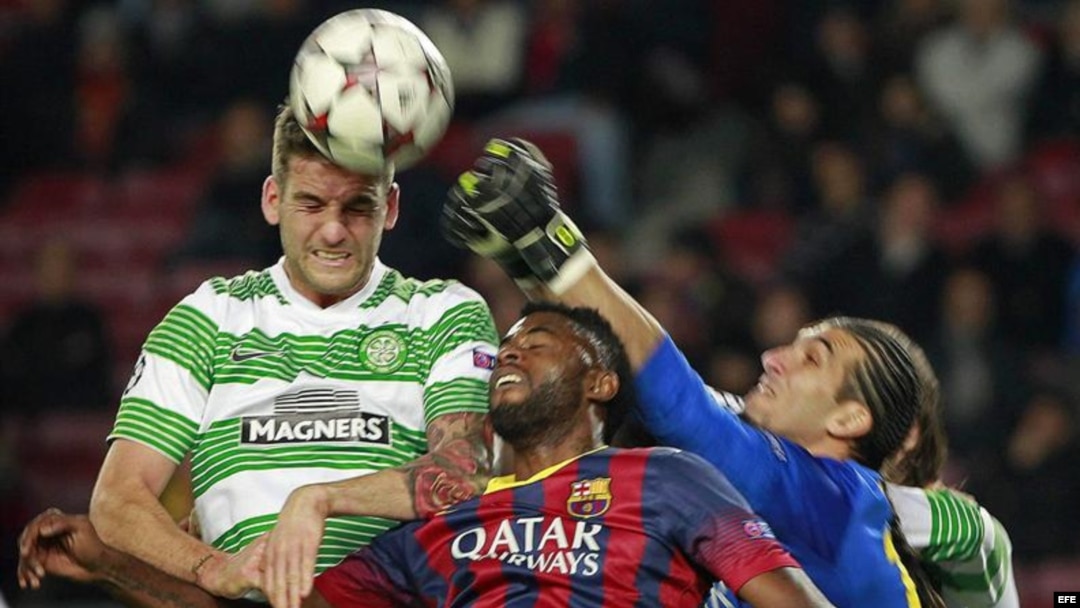 El delantero del Celtic de Glasgow Charlie Mulgrew (i) salta por el balón con los jugadores del FC Barcelona, el camerunés Alex Song (c) y el portero Pinto (d).
