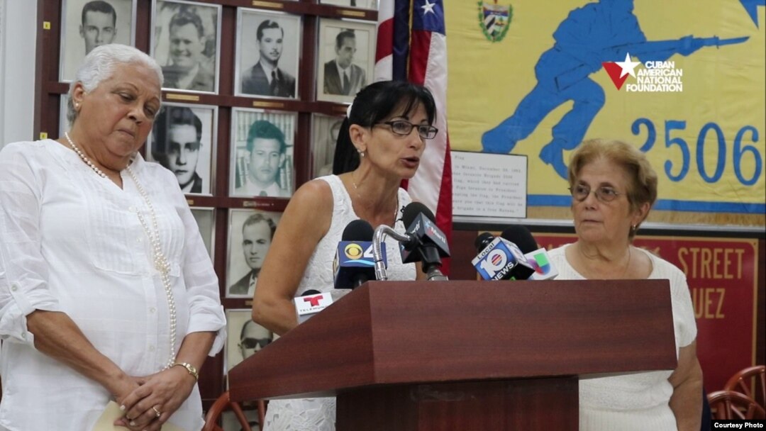Leticia Ramos (al centro) denuncia en Miami aumento de represión en Cuba