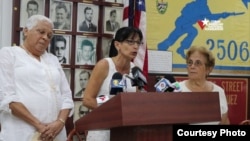 Leticia Ramos (al centro) denuncia en Miami aumento de represión en Cuba