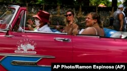 Turistas en Varadero el 29 de septiembre de 2021. AP Photo/Ramon Espinosa