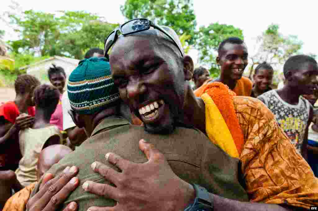 Fotografía cedida del rodaje del documental "They are We" ("Ellos son nosotros") que fue presentado hoy, miércoles 16 de julio 2014, en la sede de la ONU en Nueva York. La cinta cuenta el reencuentro casi mágico de dos partes de una familia rota hace 170 