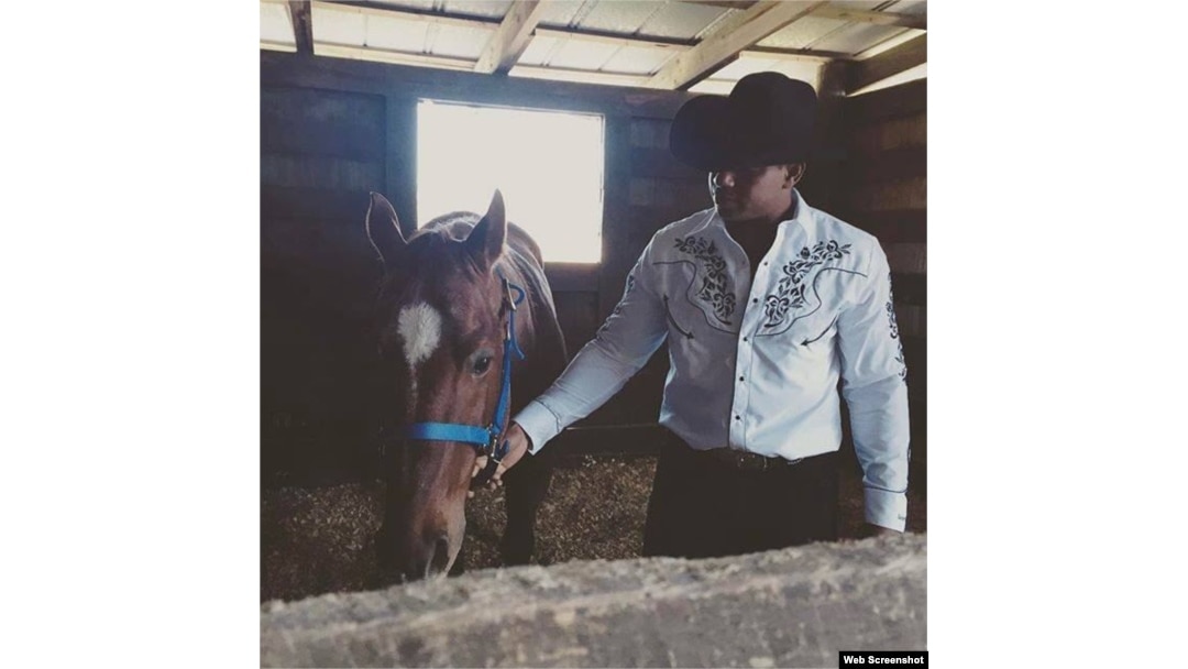 Yoenis Céspedes junto a uno de los caballos que posee en su rancho La Potencia, en Vero Beach, Florida.