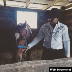 Yoenis Céspedes junto a uno de los caballos que posee en su rancho La Potencia, en Vero Beach, Florida.