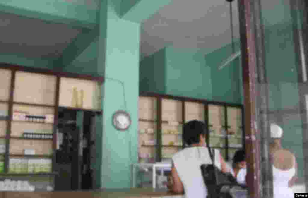 Farmacia sita en Clavel entre Retiro e Infanta.