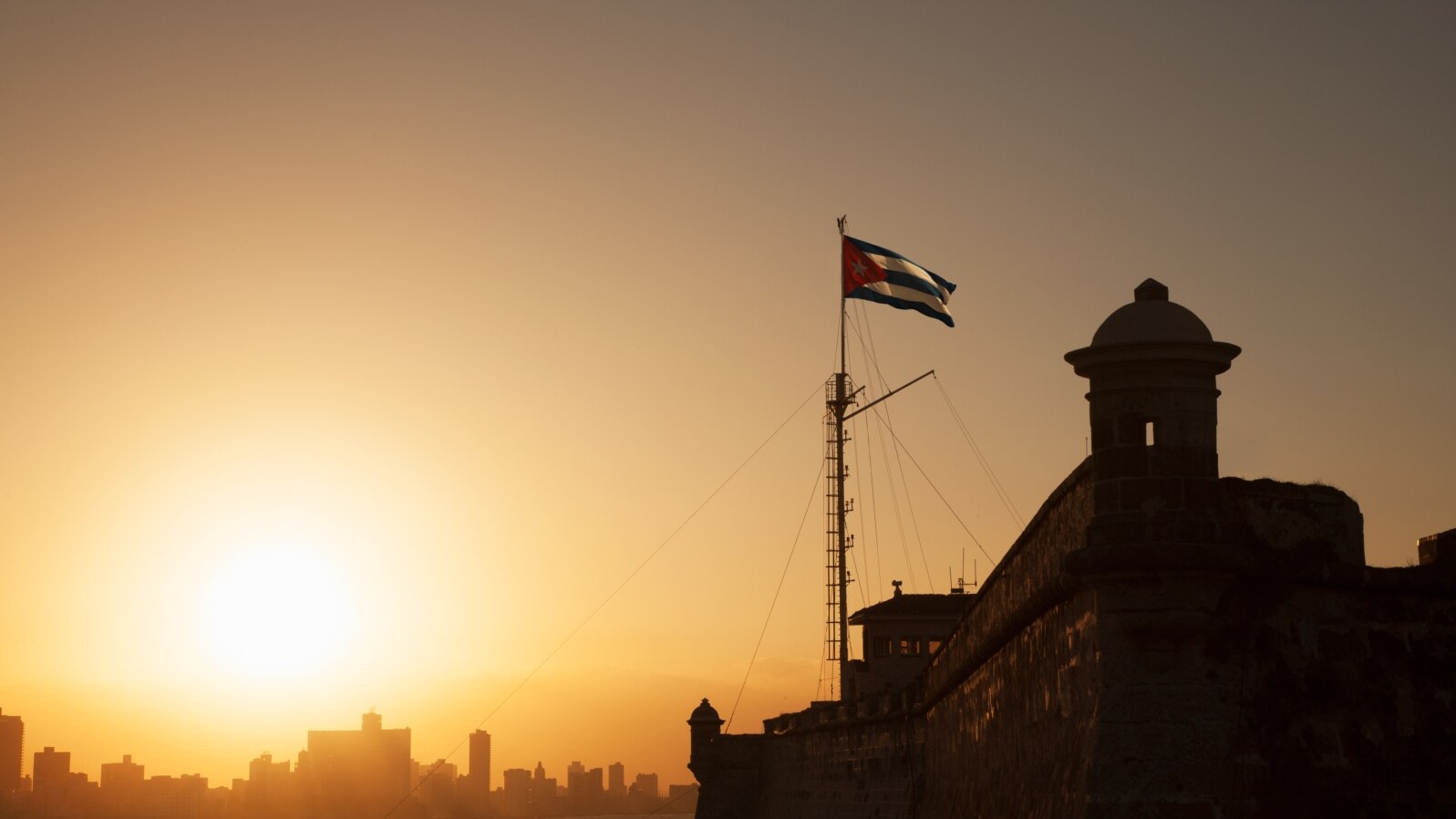 La bandera cubana en el Morro. (Foto: Envato)