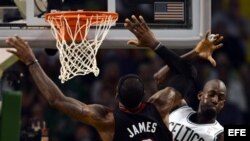 El jugador de Boston Celtics Kevin Garnett (d) lucha por el balón con LeBron James (c) de Miami Heat. EFE/CJ GUNTHER
