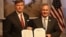El subsecretario de Estado estadounidense, Christopher Landau, y el canciller argentino, Pablo Quirno, presentan el Corredor Andes-Atlántico.