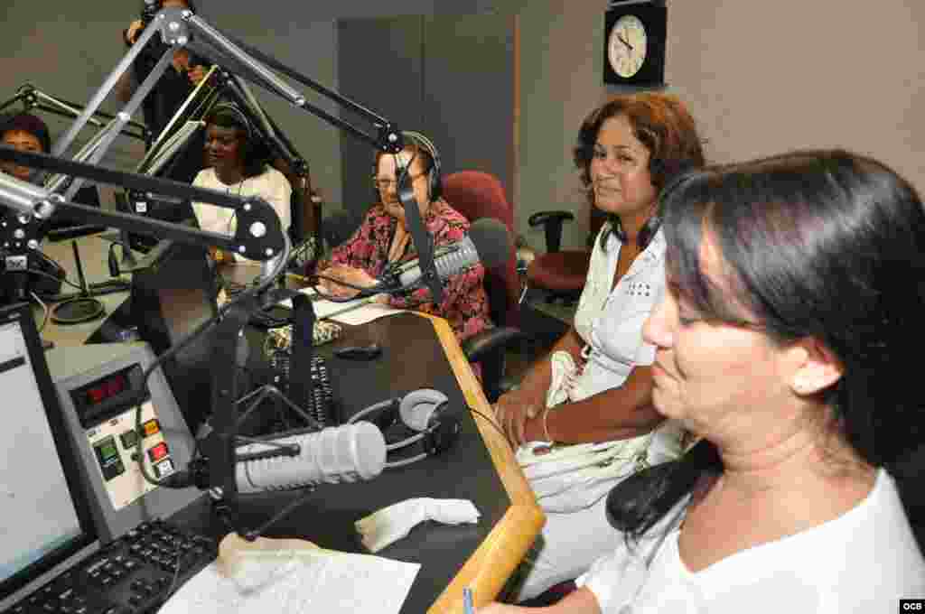 Laura Mar&iacute;a Labrada y Belkis Cantillo en los estudios de Radio Mart&iacute;.