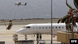 Agentes custodian el jet privado que aterrizó con la droga en la isla de Gran Canaria, procedente de Venezuela.