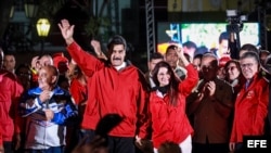 El presidente de Venezuela, Nicolás Maduro (c-i), junto a su esposa y diputada de la Asamblea Nacional, Cilia Flores (c-d), celebra los resultados electorales domingo 30 de julio de 2017, en la Plaza Bolívar de Caracas (Venezuela). El Consejo Naciona