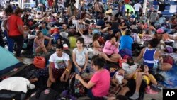 Migrantes que habían estado esperando documentos de tránsito temporales en la ciudad fronteriza de Tapachula, continuaron su viaje hacia Estados Unidos. (Foto AP/Edgar Clemente)