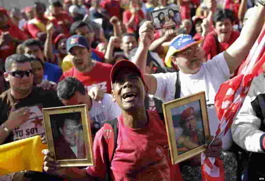 Cientos de seguidores del fallecido presidente de Venezuela, Hugo Chávez.