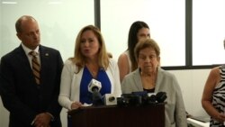 Conferencia de prensa de legisladores demócratas sobre reunificación familiar de cubanos.