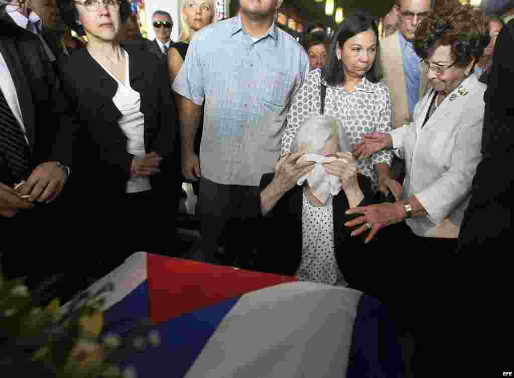 Maria Luisa Araluce (c), esposa del fallecido comandante de la revolución cubana Huber Matos, llora durante el funeral de Matos hoy, sábado 8 de marzo de 2014, en San José (Costa Rica). En este país, que acogió a Matos como exiliado en 1957, se celebró el