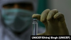 Al menos 2000 millones de dosis de las vacunas del COVID-19 se repartirán en todo el mundo hasta finales de 2021. Foto: © UNICEF/Dhiraj Singh.