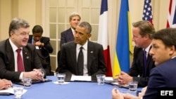 El premier británico David Cameron (2d), junto al presidente Barack Obama (2i); y el presidente ucraniano, Petro Poroshenko (i), en la cumbre de la OTAN, en Newport (Gales, Reino Unido).