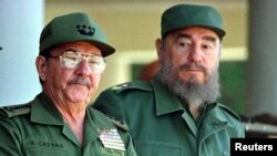 Fidel Castro y Raúl Castro el 7 de diciembre de 1996, cuando juraron llevar el sistema comunista en la isla hasta el próximo siglo.