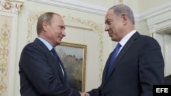 El presidente ruso, Vladimir Putin (izda), recibe al primer ministro israelí, Benjamin Netanyahu (dcha), en la residencia Novo-Ogaryovo a las afueras de Moscú (Rusia) hoy, 21 de septiembre de 2015.