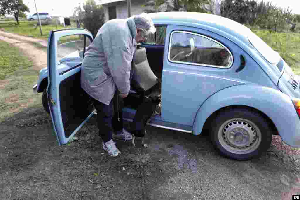 Mujica y su perro junto al VW Escarabajo de 1987. 
