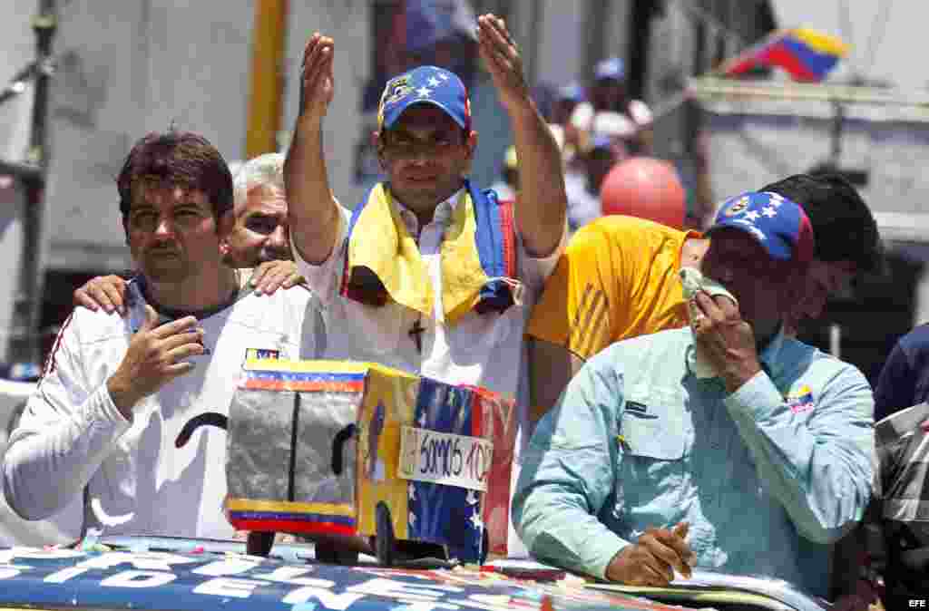 El candidato presidencial Henrique Capriles, durante una caravana electoral en San Juan de Los Morros.
