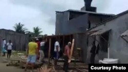 Improvisadas casas de madera y nylon acogen a migrantes cubanos en Turbo, Colombia