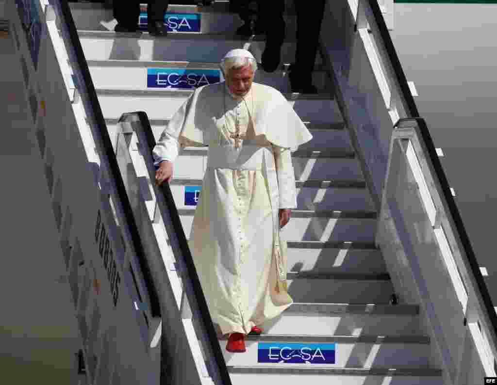 El Papa Benedicto XVI llega a cuba