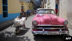 Un almendrón rosado en La Habana.