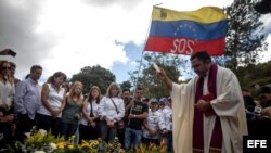 Parientes y simpatizantes despiden a Óscar Pérez con una misa en el Cementerio del Este de Caracas, donde fue enterrado.