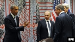  El presidente ruso, Vladímir Putin (3-d), su homólogo estadounidense, Barack Obama; el ministro de Asuntos Exteriores ruso, Sergéi Lavrov (2-d), y el secretario de Estado estadounidense, John Kerry, conversan tras las negociaciones entre Rusia y EEUU cel