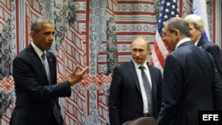  El presidente ruso, Vladímir Putin (3-d), su homólogo estadounidense, Barack Obama; el ministro de Asuntos Exteriores ruso, Sergéi Lavrov (2-d), y el secretario de Estado estadounidense, John Kerry, conversan tras las negociaciones entre Rusia y EEUU cel