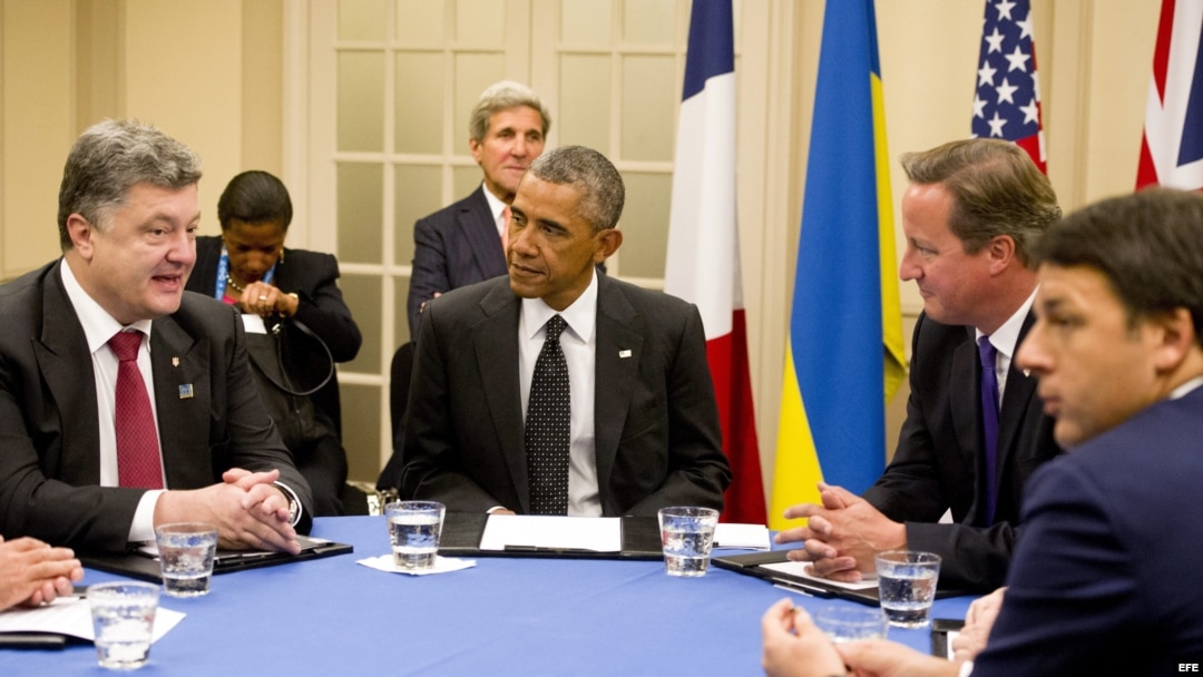 El premier británico David Cameron (2d), junto al presidente Barack Obama (2i); y el presidente ucraniano, Petro Poroshenko (i), en la cumbre de la OTAN, en Newport (Gales, Reino Unido).