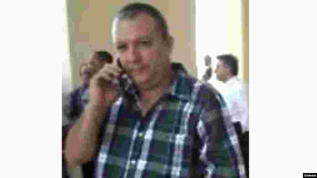 ¿Sabe usted el verdadero nombre de este oficial del MININT que se hace llamar Alejandro? ¿Conoce su dirección y teléfono? Si lo sabe envíe un SMS al 447781481769 Foto: Cortesía de UNPACU