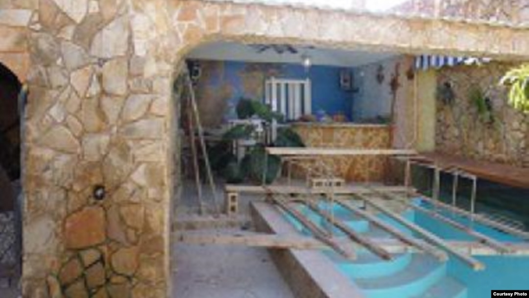Pese a la prohibición oficial los cubanos construyen piscinas particulares y recuperan la inversión alquilándolas para fiestas.