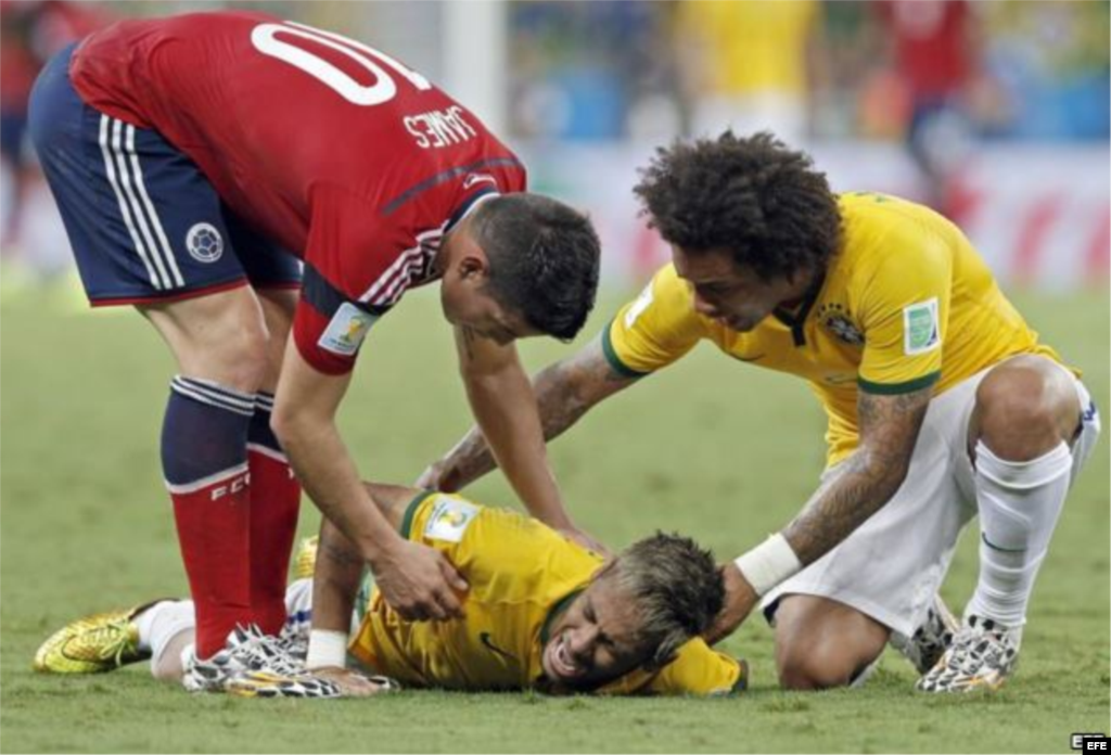 La fractura de Neymar... Camilo Zúñiga saltó detrás de Neymar para disputar un balón dividido. Claro, entre el colombiano y la pelota estaba la espalda del delgado ariete del &quot;scratch&quot;, que recibió un fuerte rodillazo que la fracturó la tercera vértebra. &nbsp;