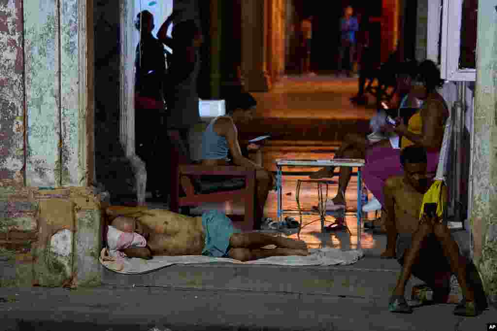 Un hombre duerme en un portal de la capital el 4 de agosto de 2026. (AP Foto/Ramón Espinosa)