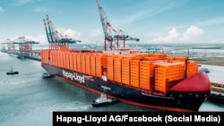 Un buque de Hapag-Lloyd cargado de contenedores. La naviera anunció la suspensión de sus operaciones en Cuba.